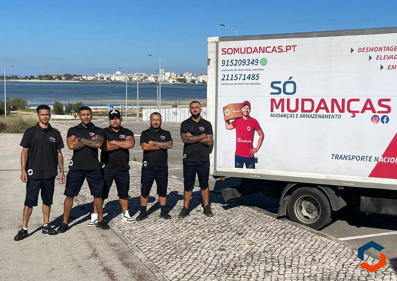 camião de mudanças com equipa